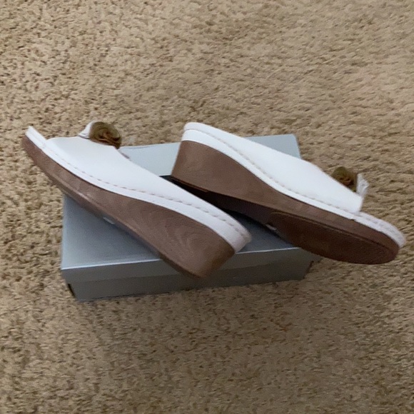 Off White leather Sandals with Flower at Front - Picture 3 of 5